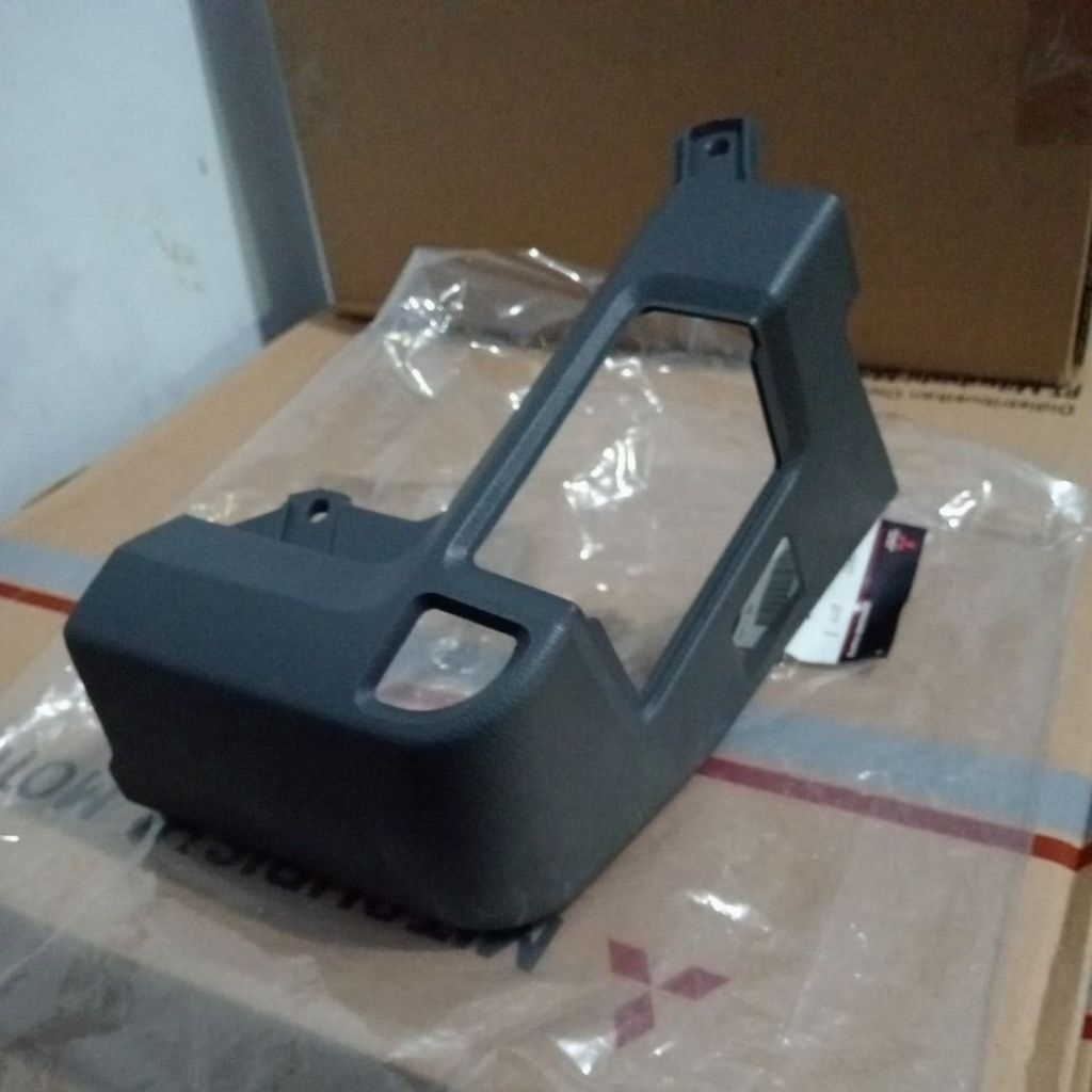 panel siku kanan dasbor L300 panel minyak rem original