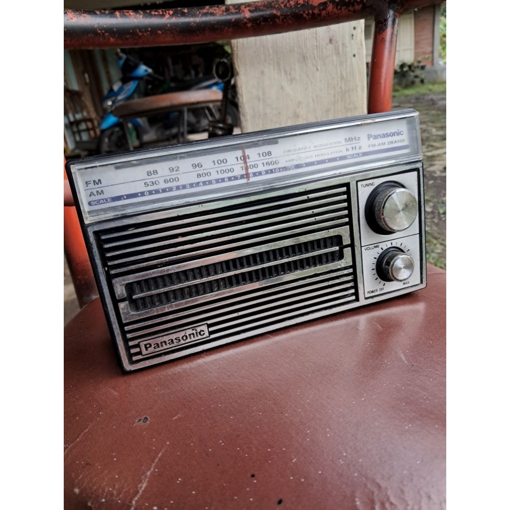 Radio panasonic RF 5250 fm peka nyala