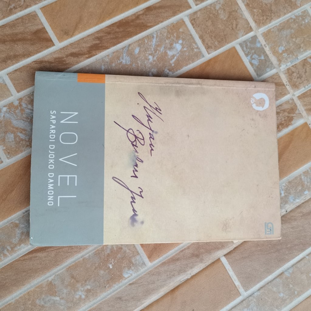 A754. BUKU NOVEL KARYA SAPARDI DJOKO DARMONO JUDUL HUJAN BULAN JUNI PRELOVED