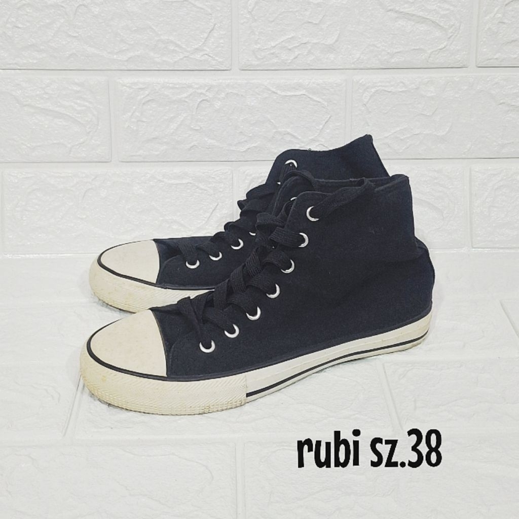 Sepatu Sneakers "RUBI" Warna Hitam - Size 38 (Preloved/Bekas)