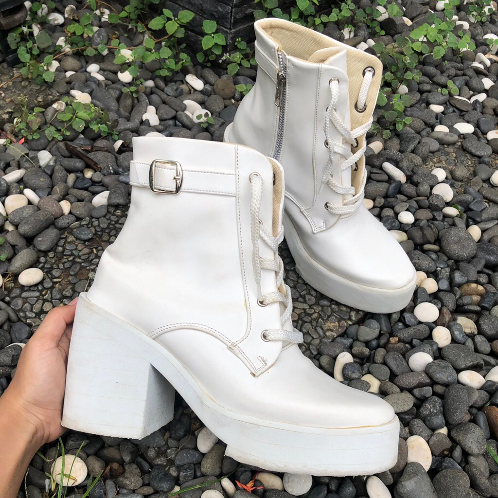 Sepatu High Boots Putih Kulit