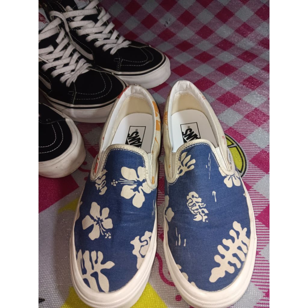 Vans slip on aloha