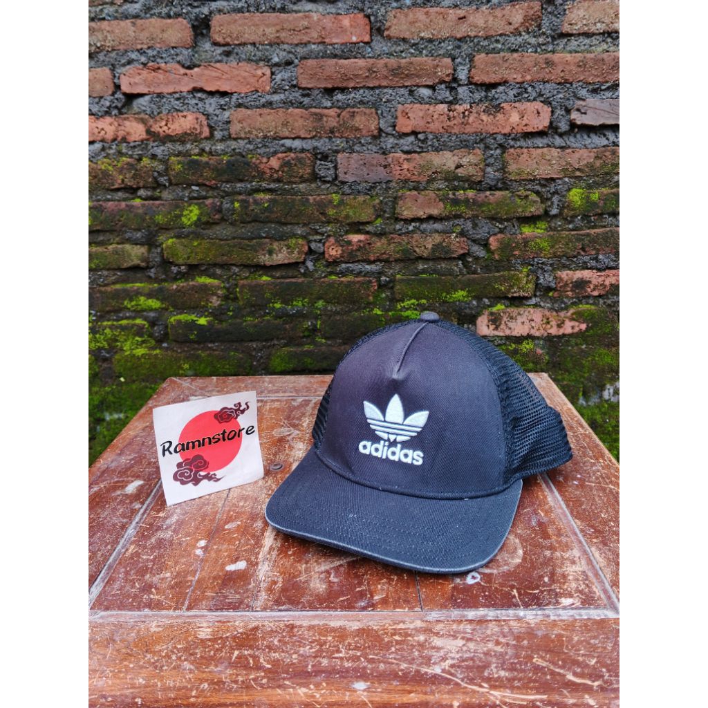 topi adidas trucker