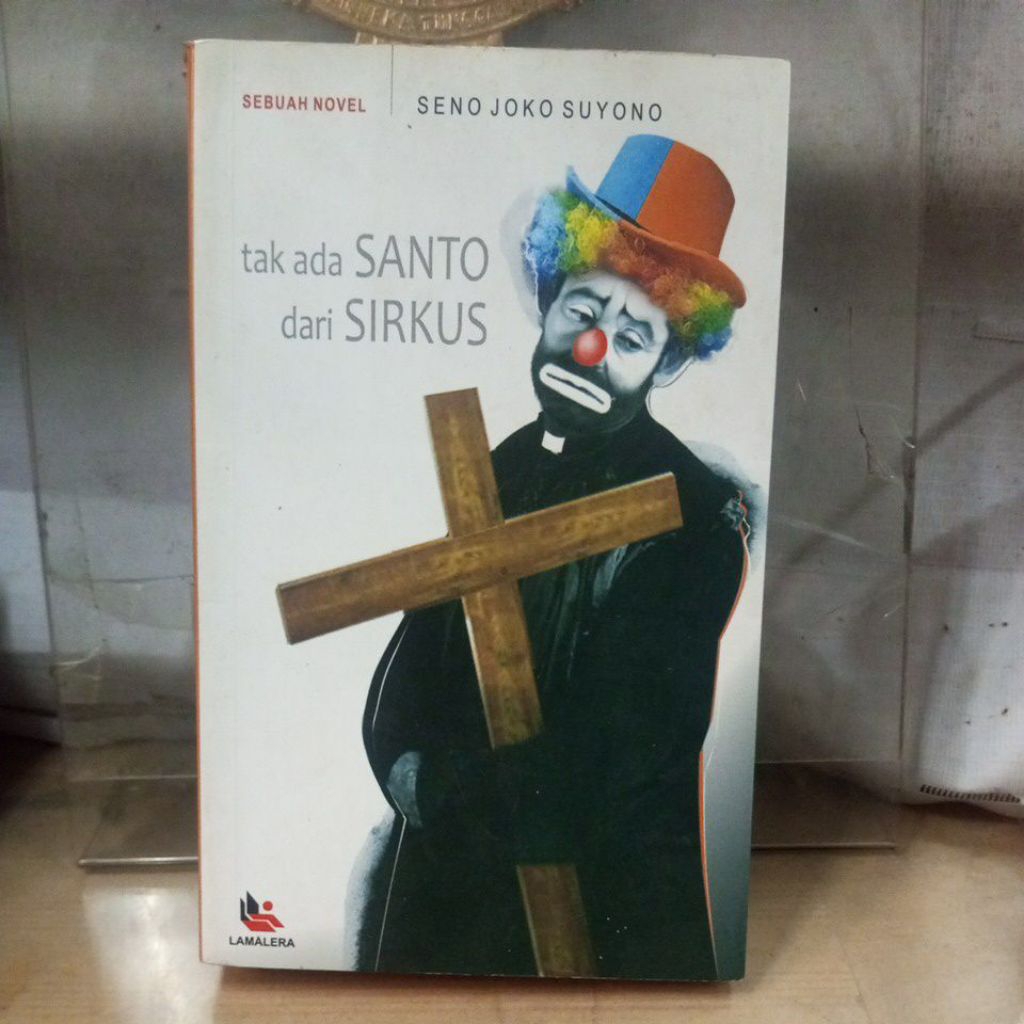 novel , tak ada santo dari sirkus oleh seno joko suyono