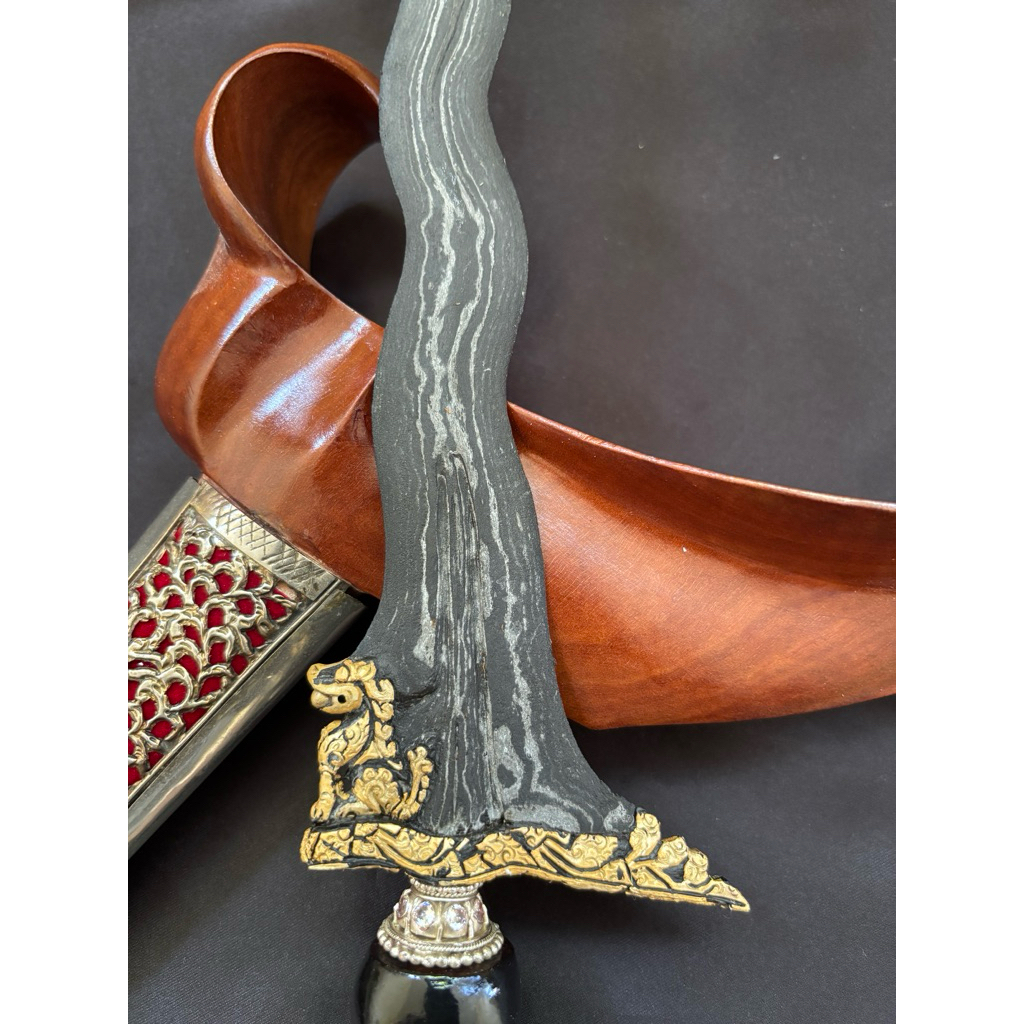 Keris Singo barong luk 13 Kinatah Emas Pamor Banyu mili _ kulit semongko Tangguh Cirebon Era Mataram