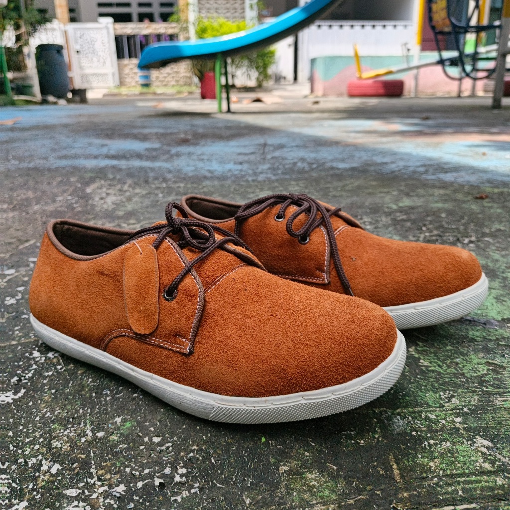 Cuci Gudang Sepatu Sneaker Kulit Rasheda