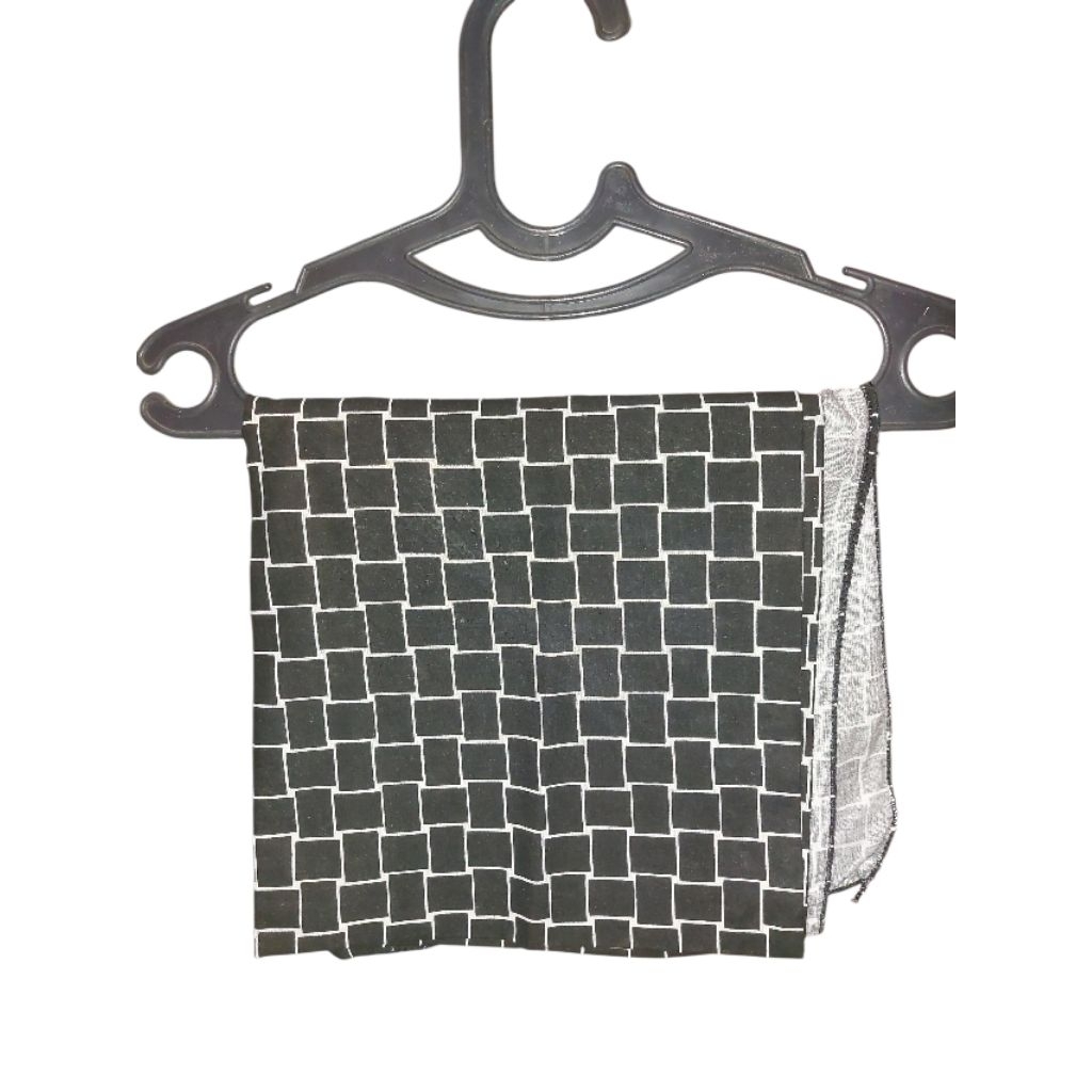 Kerudung Wanita Motif Kotak Hitam Putih | Hijab Segi Empat Casual | Jilbab Fashion Preloved Murah