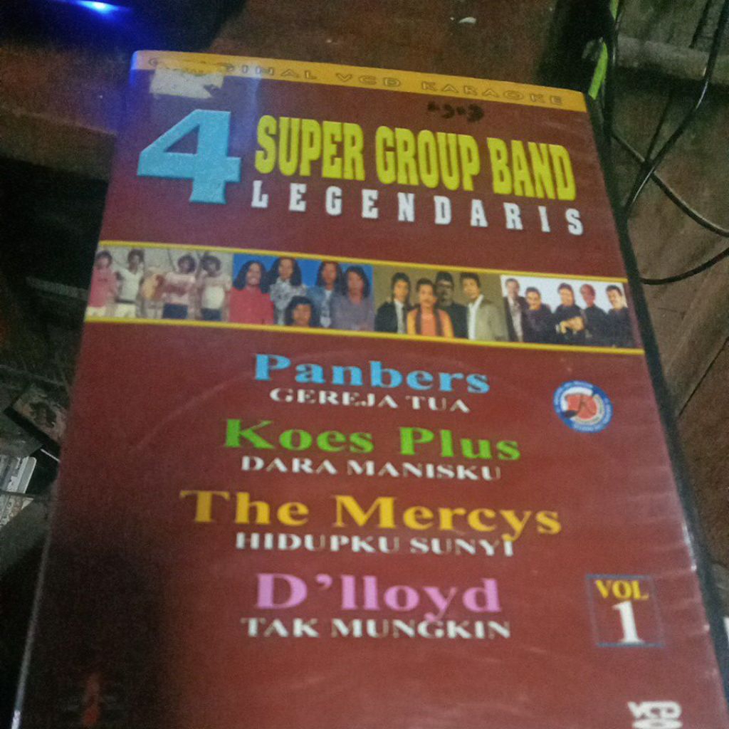 VCD 4 SUPER GROUP BAND LEGENDARIS A909