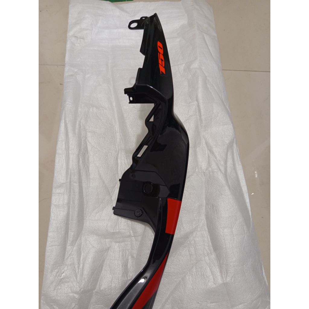 Body Belakang Rangka Motor kiri Suzuki GSX 150 R Original Suzuki