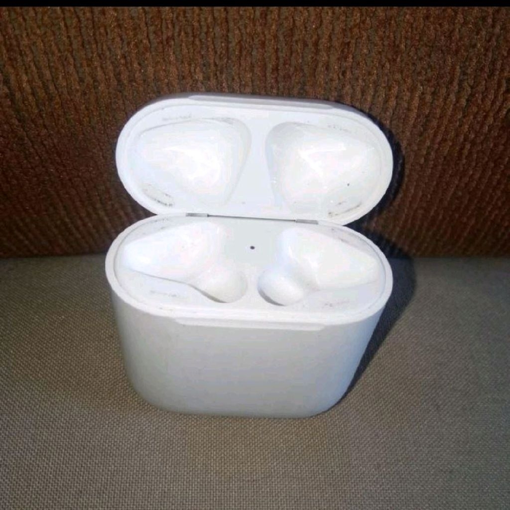 Airpods gen 2 model A1602 Lightning Original,hanya tempat charging case,second unit only berfungsi d