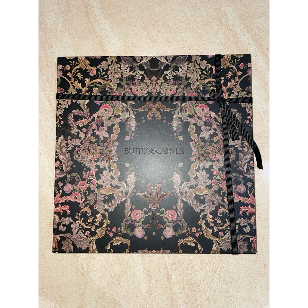 ROYALE BUTTONSCARVES