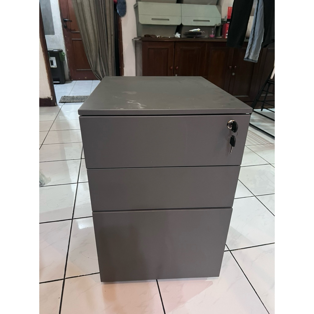 Laci besi / nakas besi beroda ada kunci