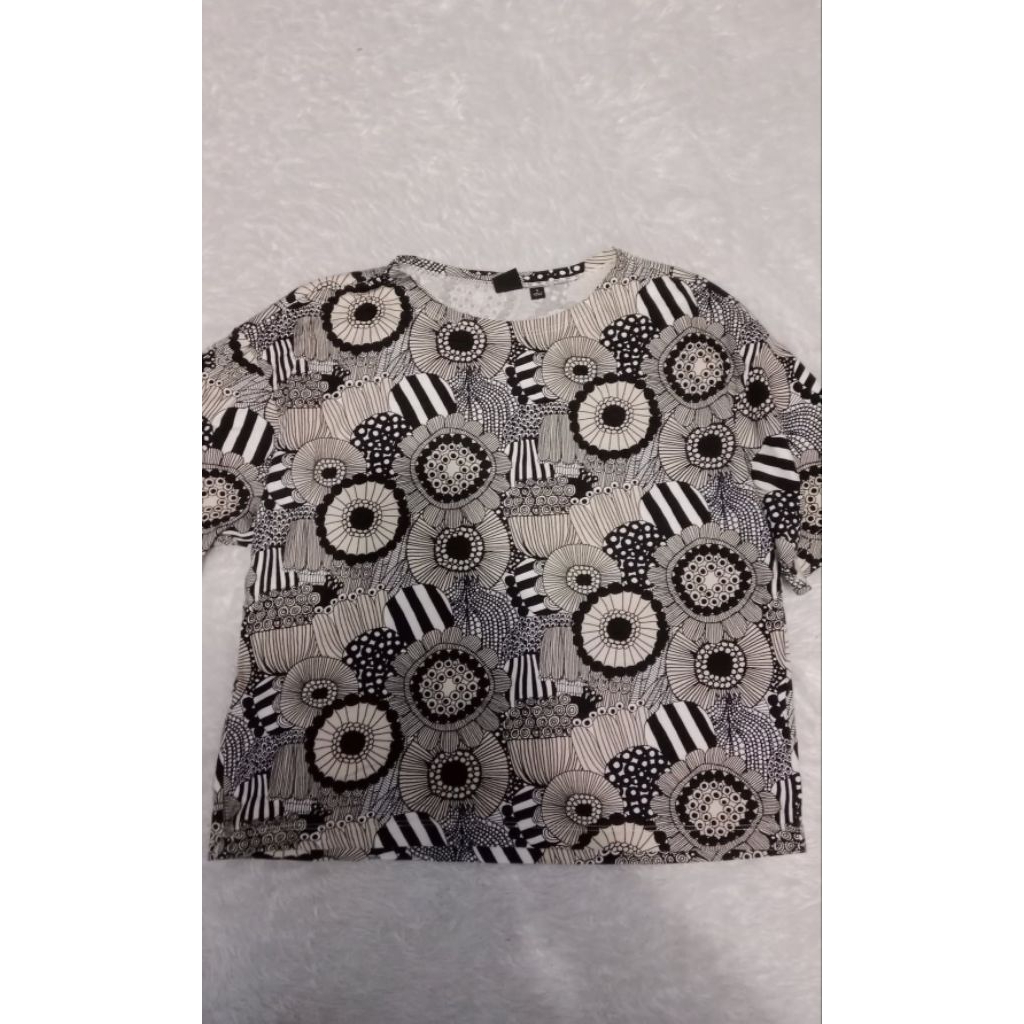 kaos uniqlo merrimeko size S preloved