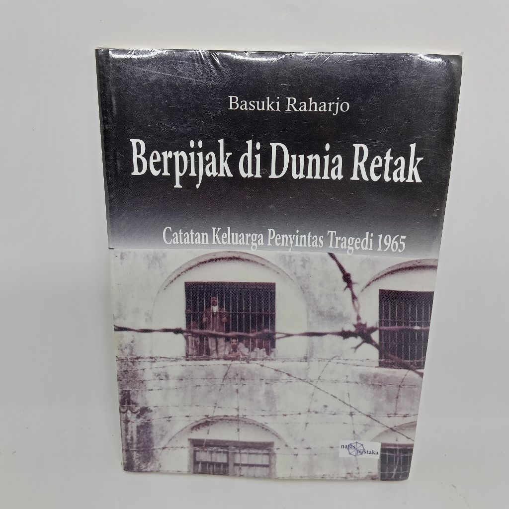Berpijak di dunia retak.Catatan keluarga penyintas tragedi 1965