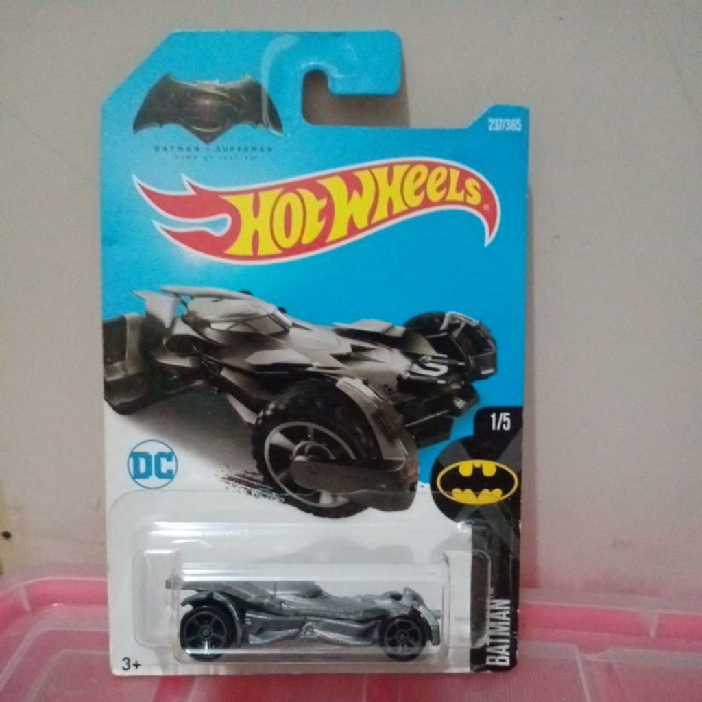 Hot Wheels Batman vs Superman Batmobile abu-abu