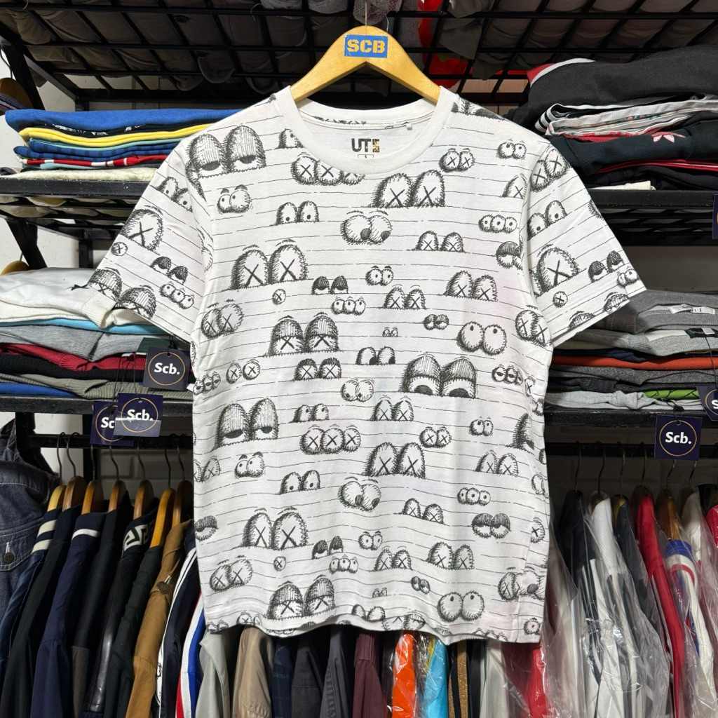 Uniqlo x kaws all over print tshirt kaos