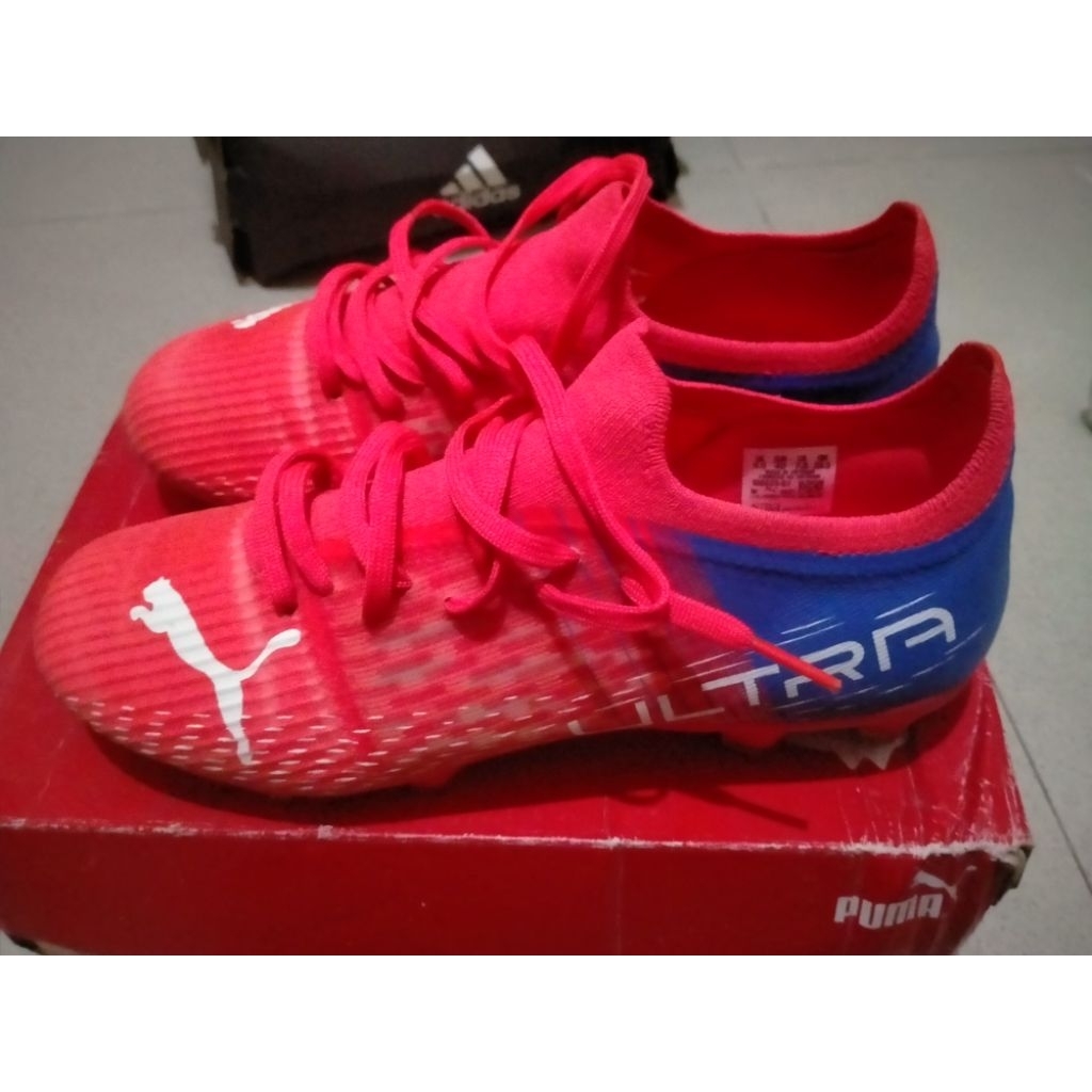 Sepatu bola Puma size 40