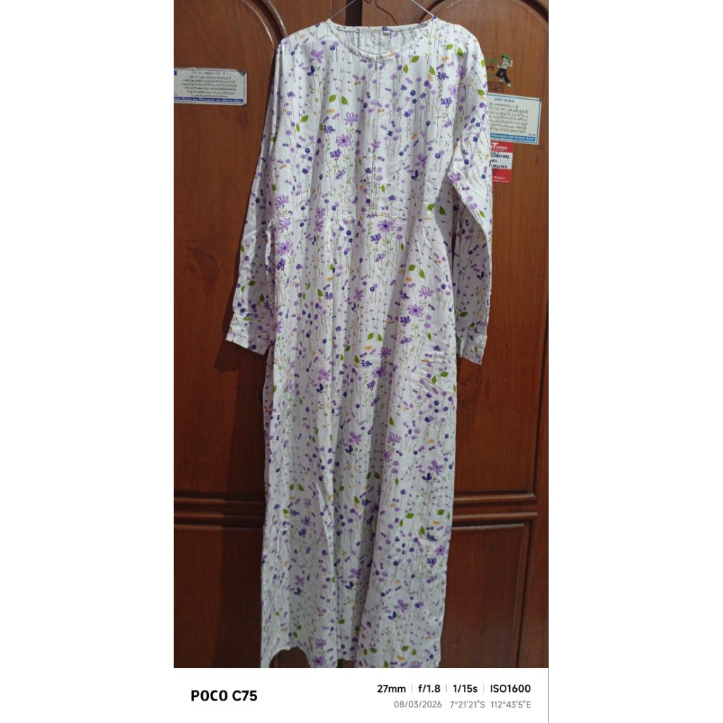 gamis preloved katun jepang putih combinasi bunga kecil kecil ungu. ld 108, p 138. kondisinya masih 
