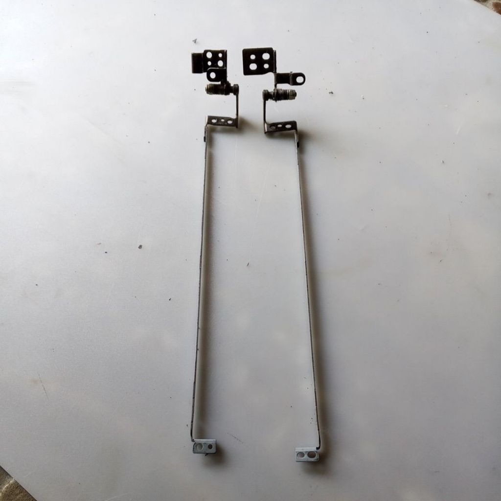 Engsel Laptop Toshiba Satelite L735