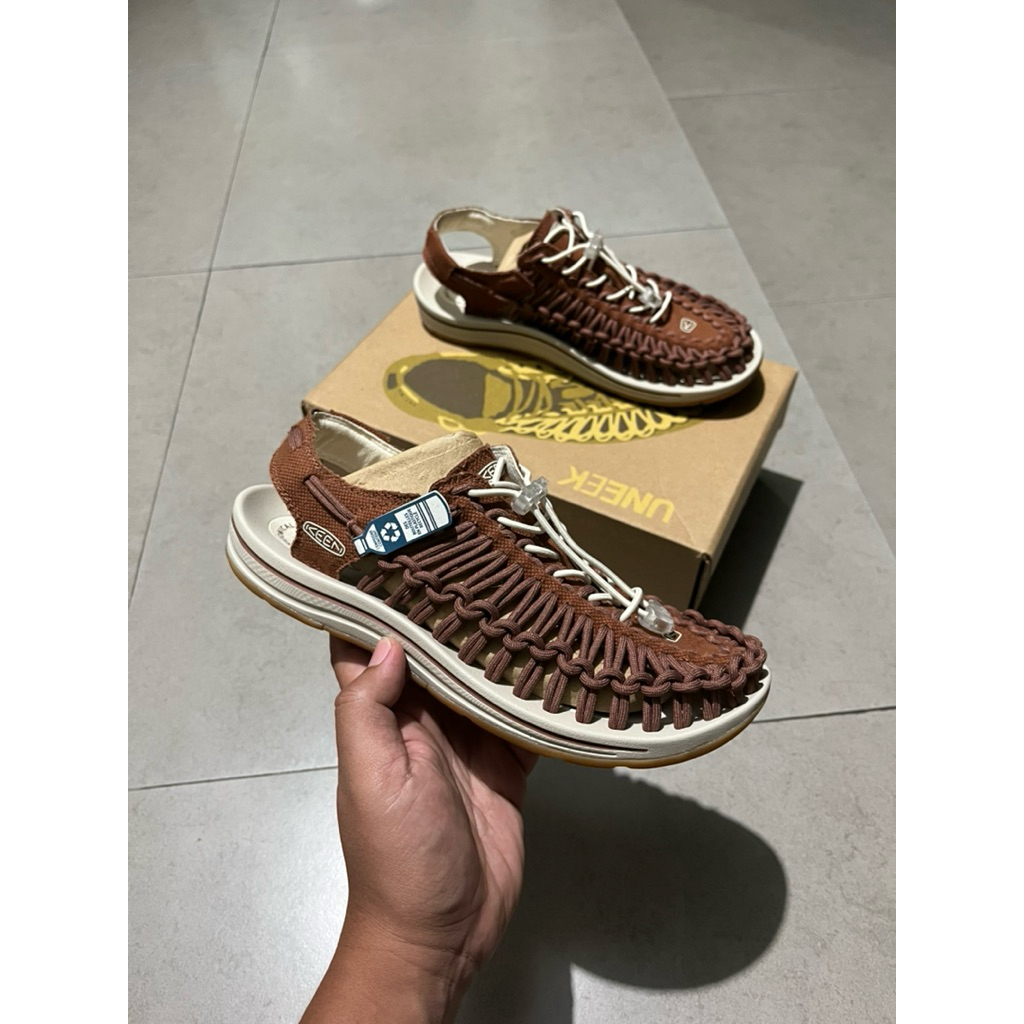 KEEN UNEEK TORTOISE BROWN SANDAL TRACKING