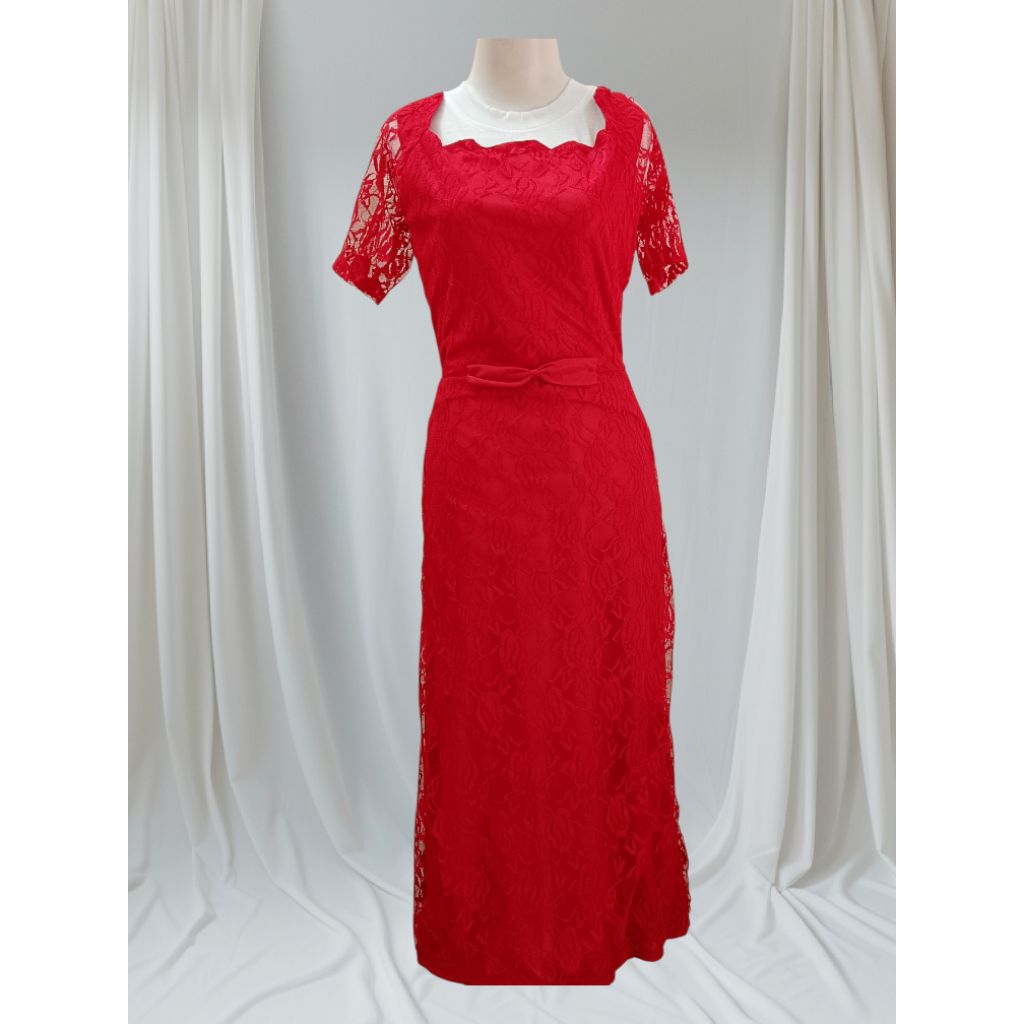 Gaun panjang (long dress) berbahan brokat berwarna merah yang elegan.