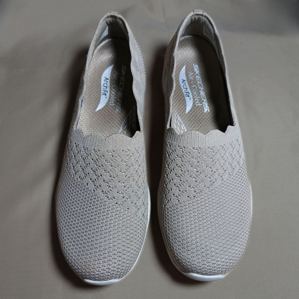 Preloved Skechers Arch Fit Seager Sepatu Wanita