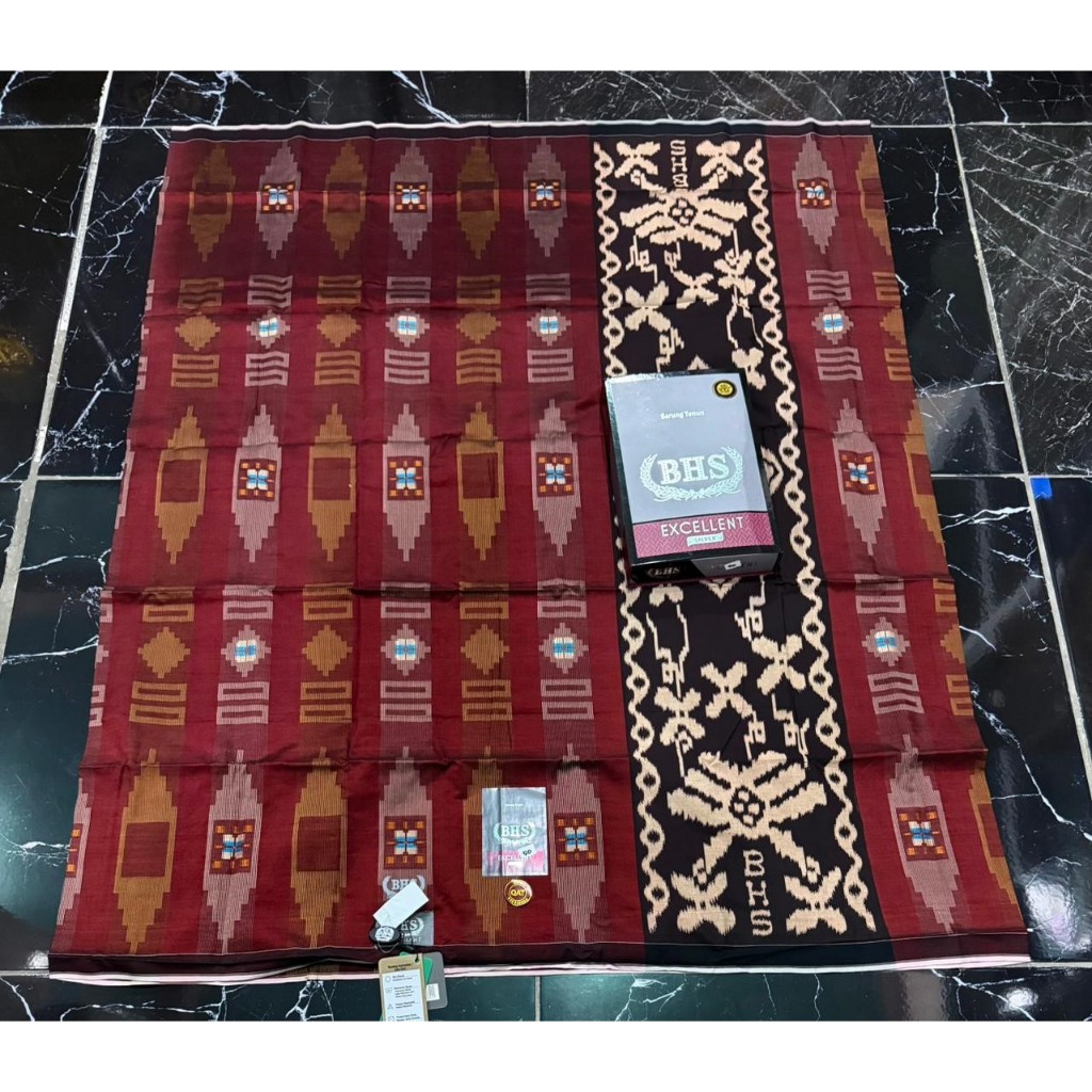 Sarung Tenun BHS Excellent Motif Geometris Merah Coklat Hitam Kain Tenun Tradisional