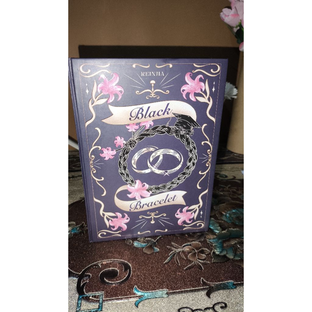 preloved hardcover BLACK BRACELET
