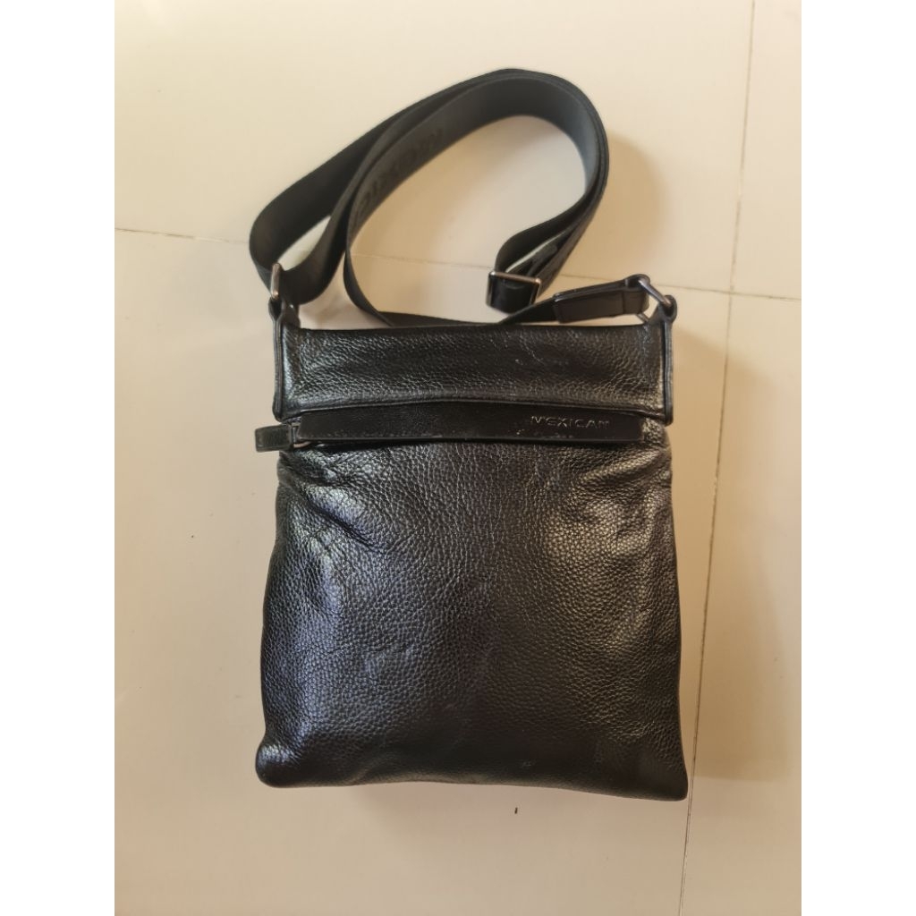 75. Tas Pria Leather Sling Bag Mexican Black
ASLI KULIT

Mantan / Bekas / Second

Ukuran : 20
P : 20