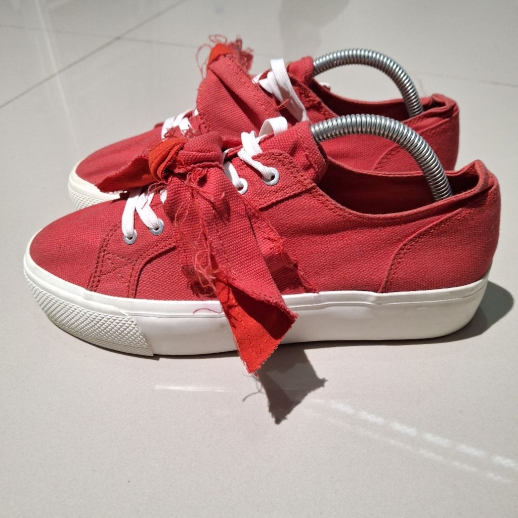 PULL&BEAR SEPATU MERAH CANVAS BARU ASLI ORIGINAL