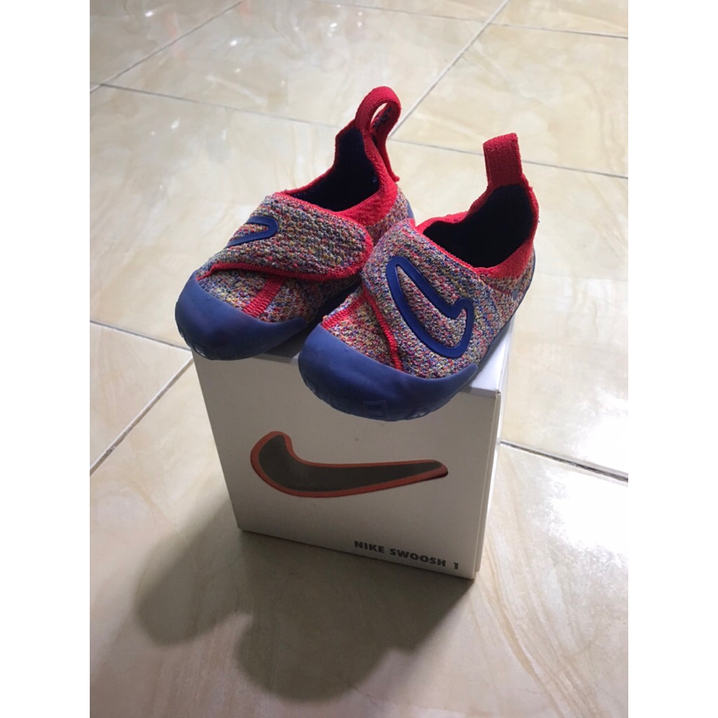 Sepatu Nike swoosh 1