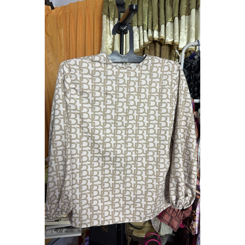 Benang jarum monogram