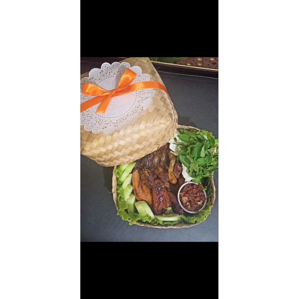 Hampers Ayam Bakar Besek Utuh & Lalapan & Sambal