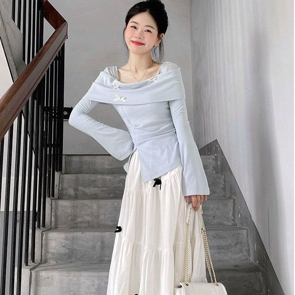 Viva La ModaSatu set lengkap atasan dan bawahan: kaos lengan panjang dan rok pita pinggang tinggi.