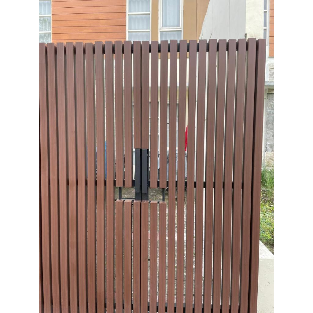 Pagar Rumah WPC Kombinasi Besi Modern Tampilan Kayu Minimalis