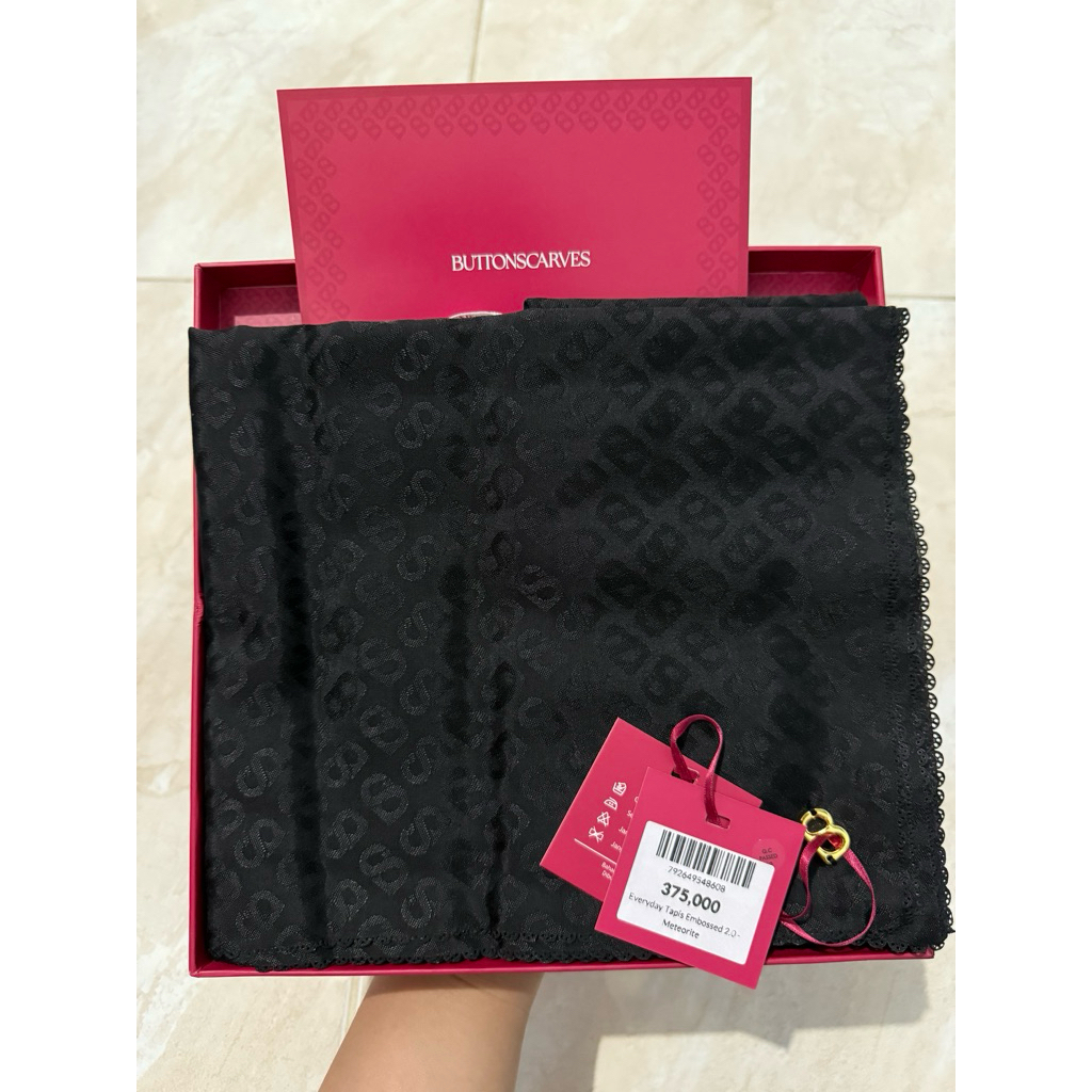 Everyday Tapis Embossed Buttonscraves