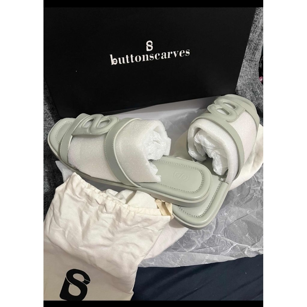 KEFI 2.0 SANDAL BUTTONSCARVES