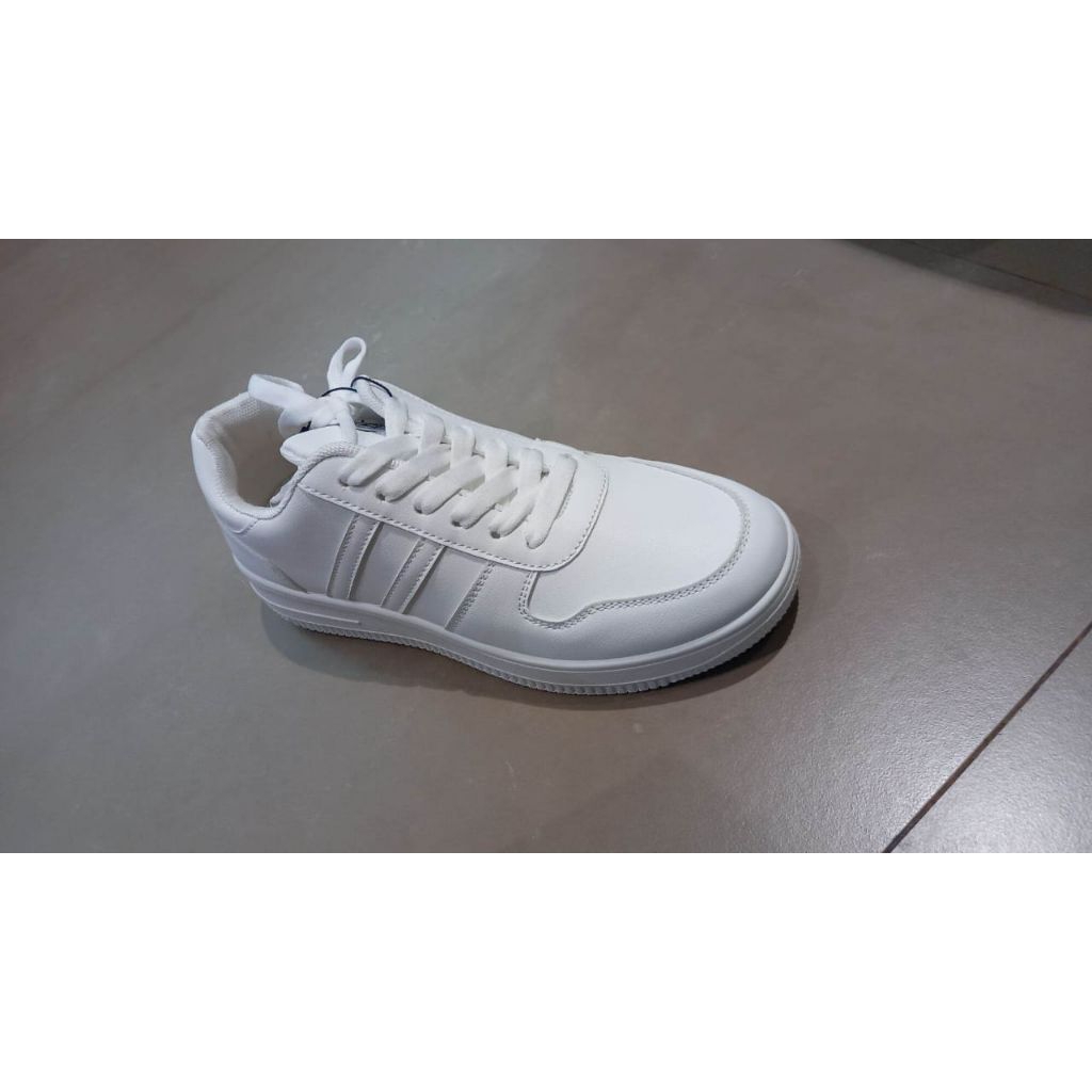 sepatu pria dewasa polos putih