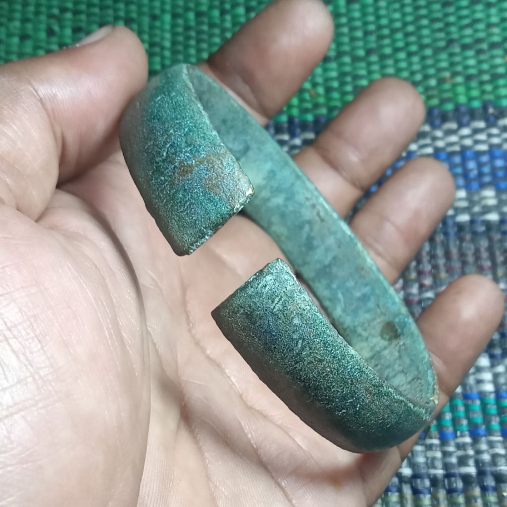 gelang kelat bahu kabudan temuan