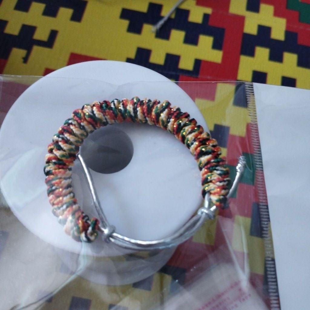 gelang benang serat lima warna dan emas diy