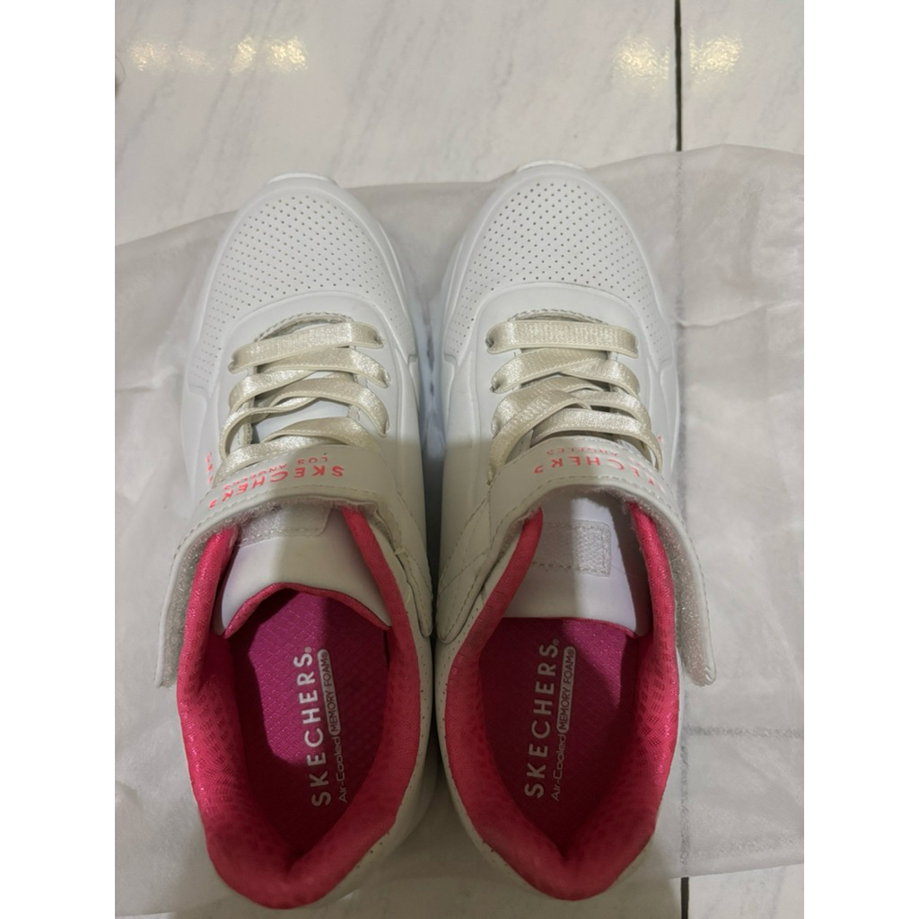 SKECHERS Los Angeles