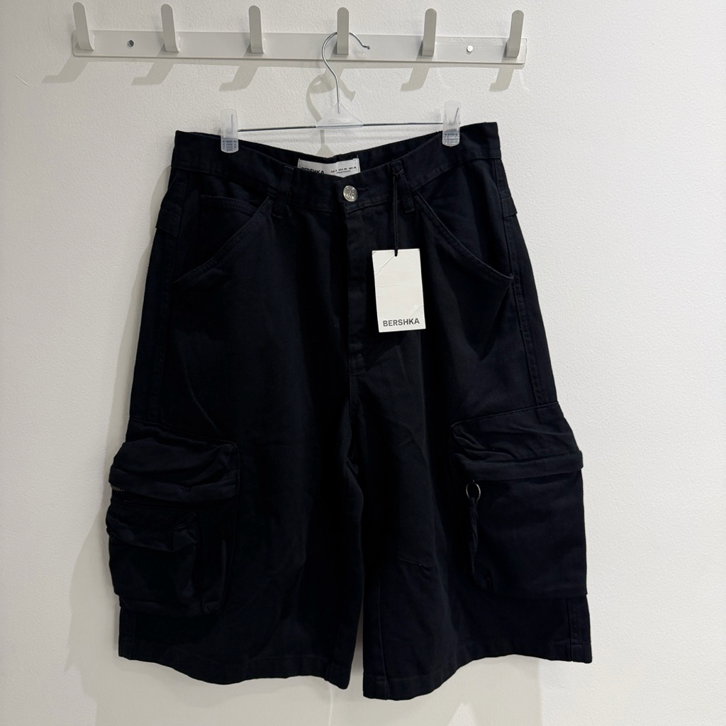 Celana Jorts Kargo Hitam BERSHKA (New)