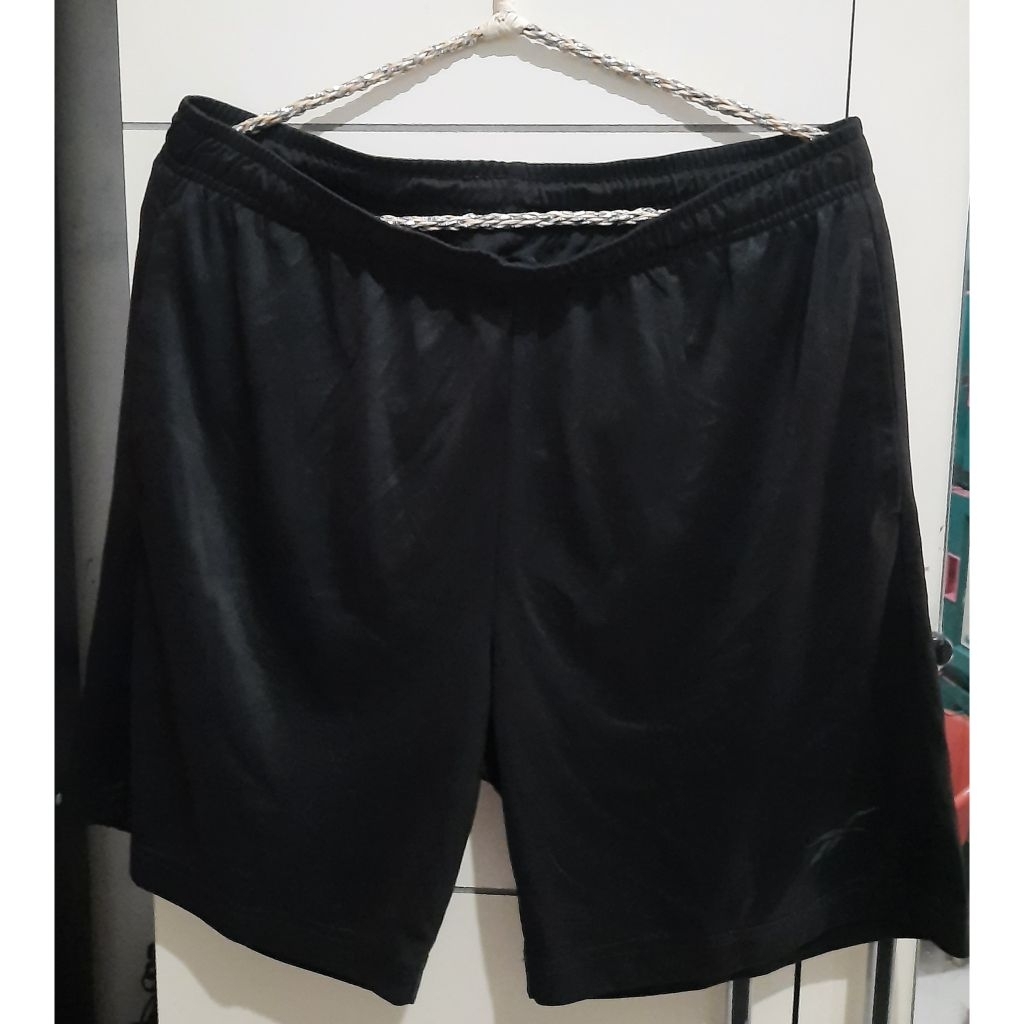 Preloved - Celana pendek hitam celana olahraga pria merk Reebok