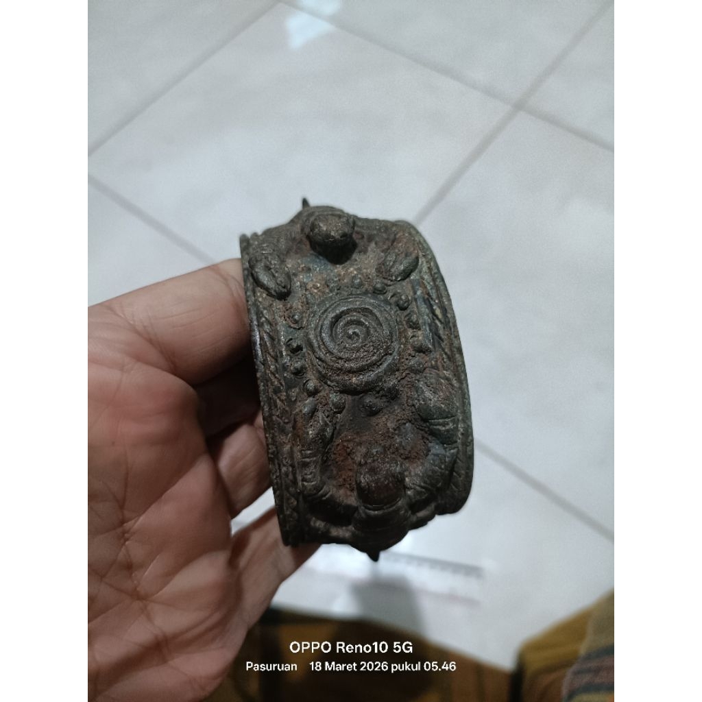 Gelang perunggu kuno temuan motif kala jengking