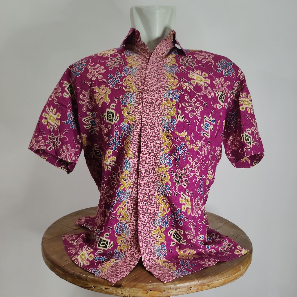 Kemeja Batik Pria Arjuna Weda Lengan Pendek Corak Magenta Eksklusif (AVPBZ075)