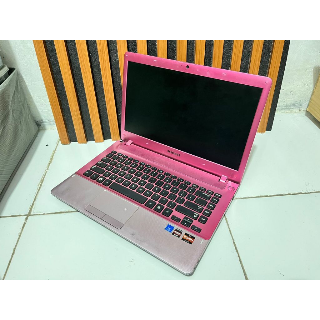 Laptop samsung 355V  Windows 10 home 64-bit Processor AMD A6-4400M radeon HD graphics 2.7GHz Ram 2 g