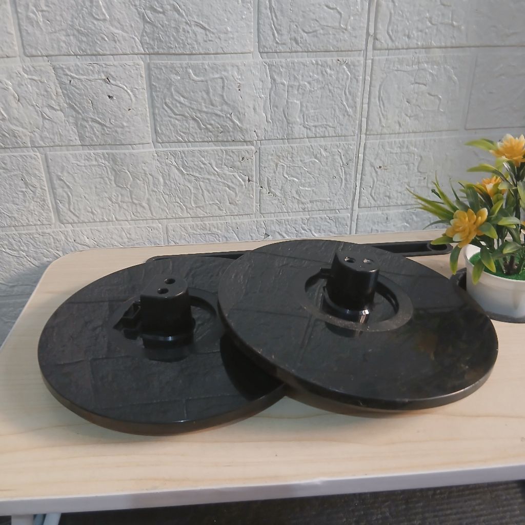 Tapak kaki speaker tower LG (sepasang)