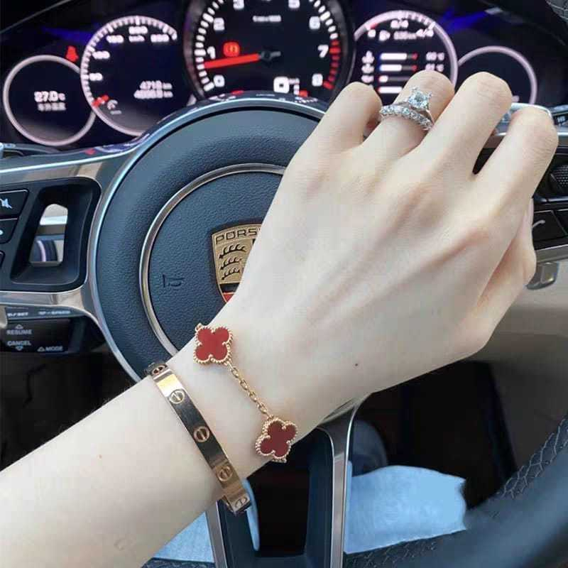 Set Gelang Bangle Slim dan Bunga Clover Titanium Wanita Anti Karat dan Tidak Luntur