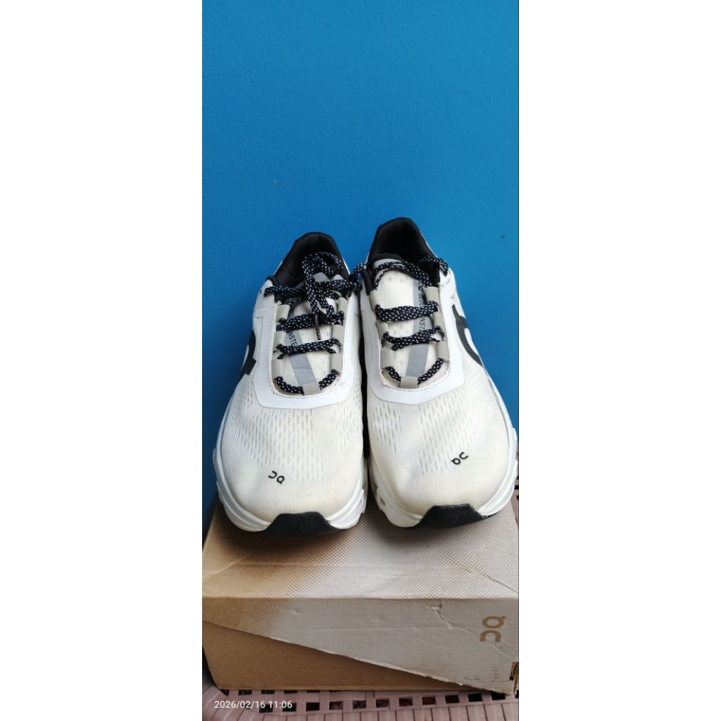 Sepatu On Cloud Monster