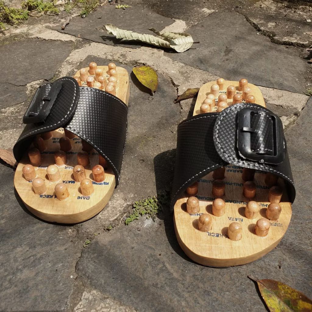 sendal kayu refleksi